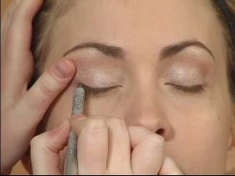 Quick & Easy Makeup Tips : How to Apply Eyeliner: Quick Makeup Tips