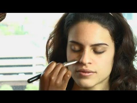 A Foundation Brush vs. Finger : Foundation Makeup Tips