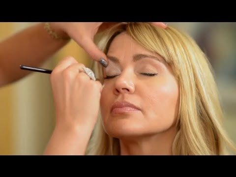 How to Apply Eye Shadow Without Caking Into False Eyelashes : Makeup & Beauty Tips