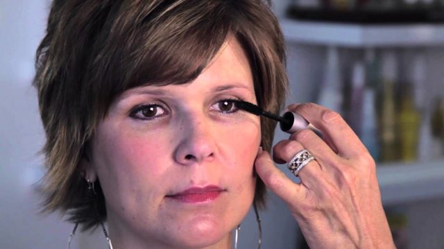 How to Shape Your Eyelashes : Pro Makeup Advice