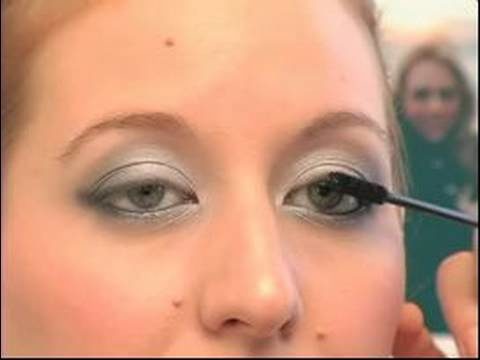 Silver Eye Shadow Tips : Applying Mascara to Eyelashes