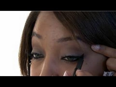 Corrective Makeup Tips : How Do I Apply Eyeliner to Hooded Eyes?