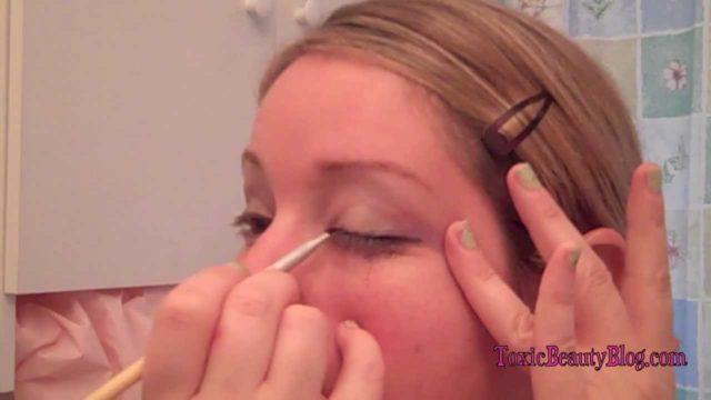 Apply Eyeshadow Like a Makeup Artist