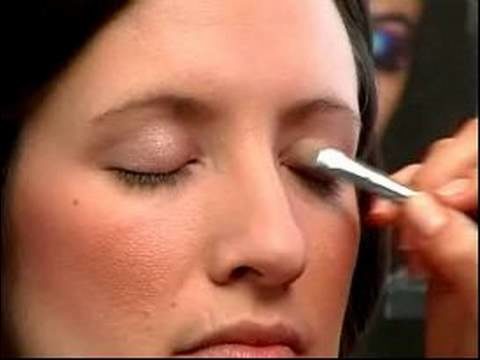 How to Apply Mineral Makeup : Applying Mineral Makeup Eyeshadow Color