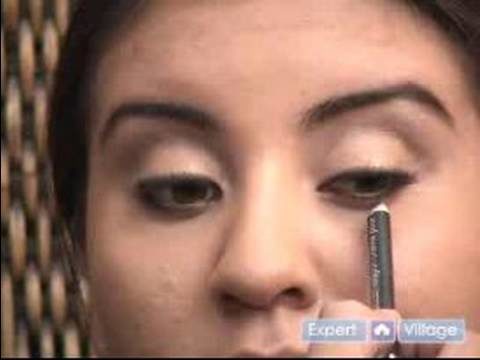 How to Put On Makeup : Tips for Applying Eyeliner Makeup