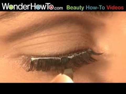 Quick Trick for Putting on False Eyelashes