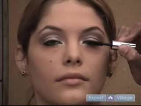 How to Apply Mascara : Mascara Application Tips