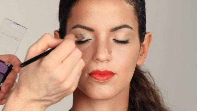 What Color Eye Shadow to Wear with Big Red Lips