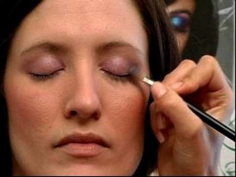 How to Apply Mineral Makeup : Applying Mineral Makeup Eyeshadow Crease Color